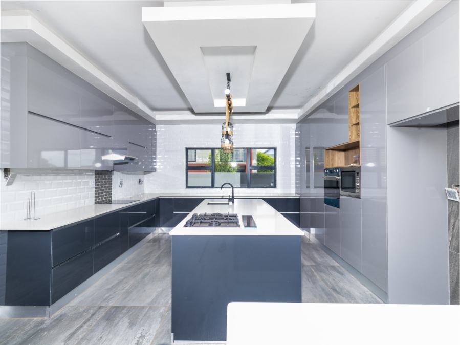 6 Bedroom Property for Sale in Gateway Manor North West